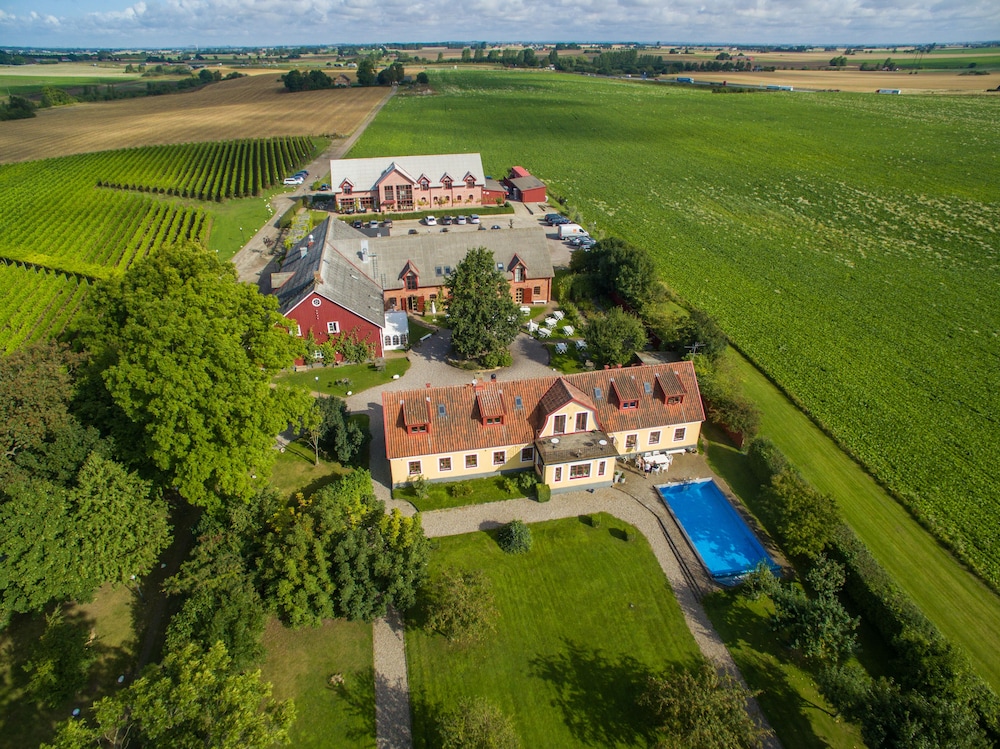 Flädie Mat & Vingård - carbon neutral hotel in Bjaerred