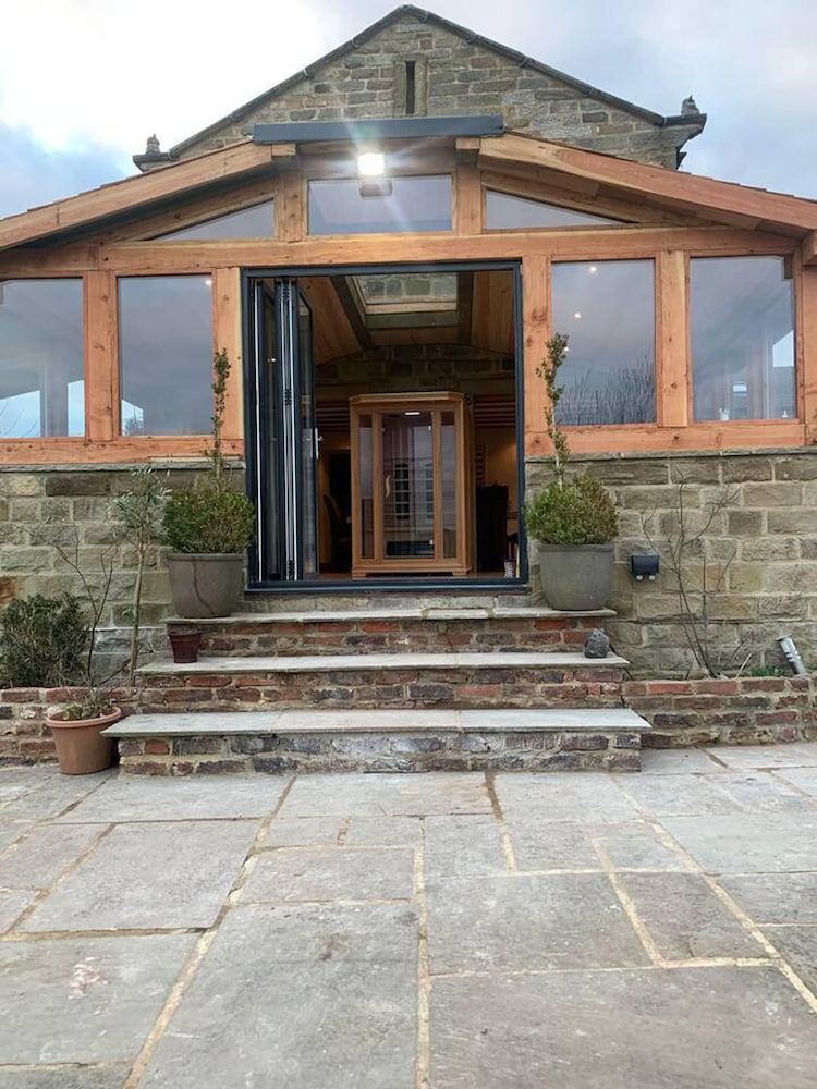 Meagill Farmhouse hot Tub bbq hut