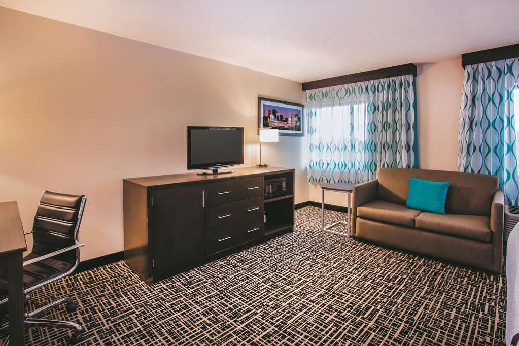 La Quinta Inn & Suites by Wyndham Cincinnati NE Mason - photo 9