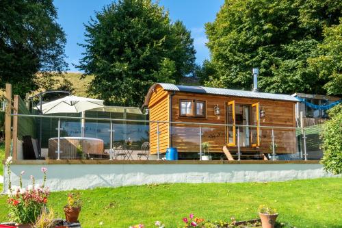 Honey Bee Shepherd’s Hut with Woodfired Hot Tub