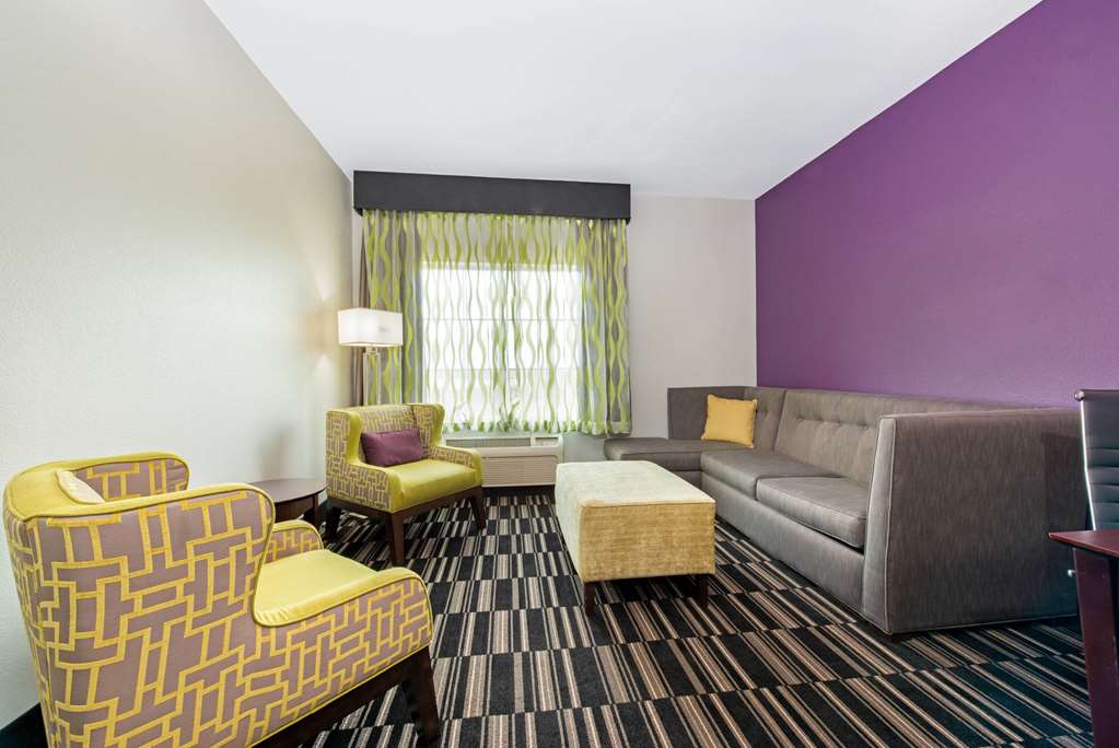 La Quinta Inn & Suites by Wyndham Bridge City - photo 19