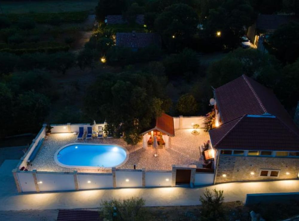 The Grandfather's courtyard villa with heated pool — 4-Star Luxury Hotel in Stankovci, Croatia