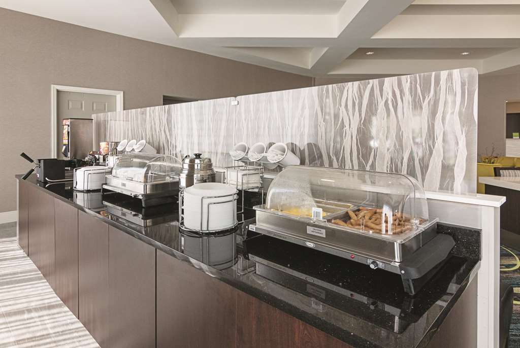 La Quinta Inn & Suites by Wyndham Orlando UCF - photo 41