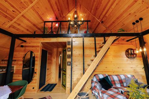 Wooden cottage green house in Bakuriani
