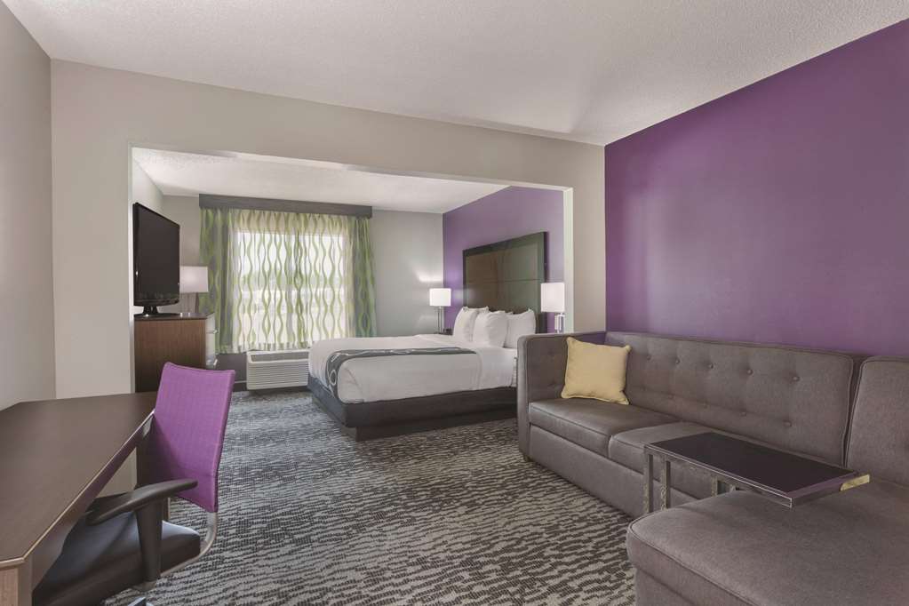 La Quinta Inn & Suites by Wyndham Columbus North - photo 9