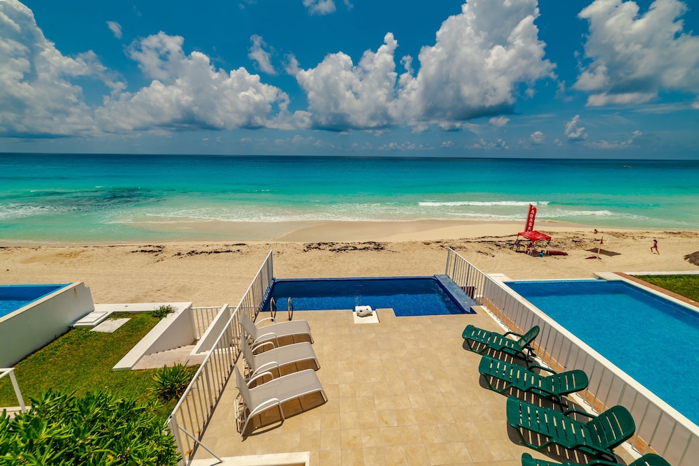 Private pool in beach front Villa — 4-Star Luxury Hotel in Cancun, Mexico