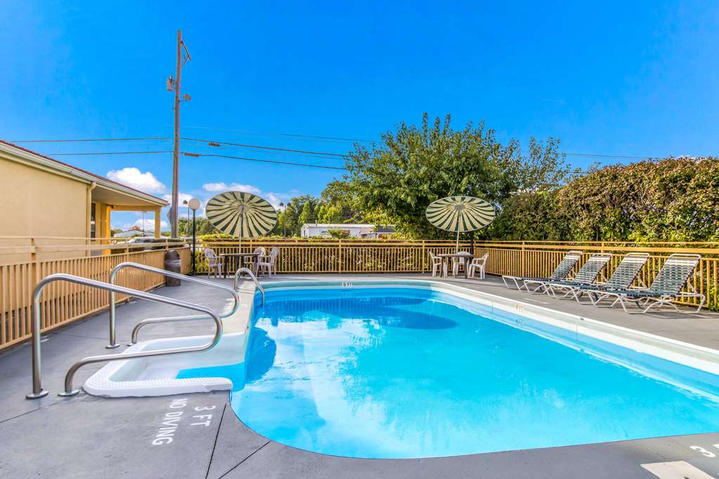 Econo Lodge Norwalk - photo 21