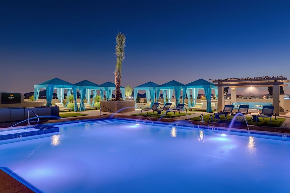 Rooftop Pool Close 2 Shops Dining C4419 — 4-Star Luxury Hotel in Scottsdale, United States