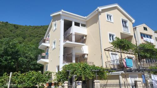 Apartmani Mia Sorajic — 4-Star Luxury Hotel in Petrovac Na Moru, Montenegro