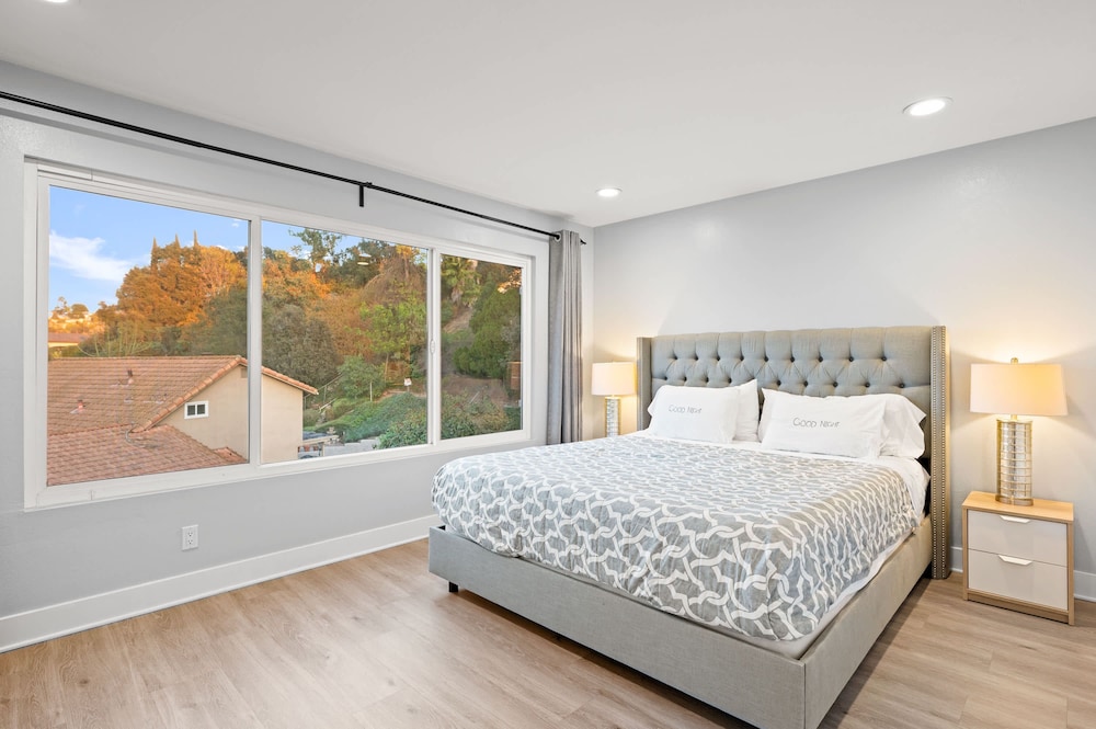 Luxury Hilltop Stay Pool Views Sleeps Many — hotel in Hacienda Heights