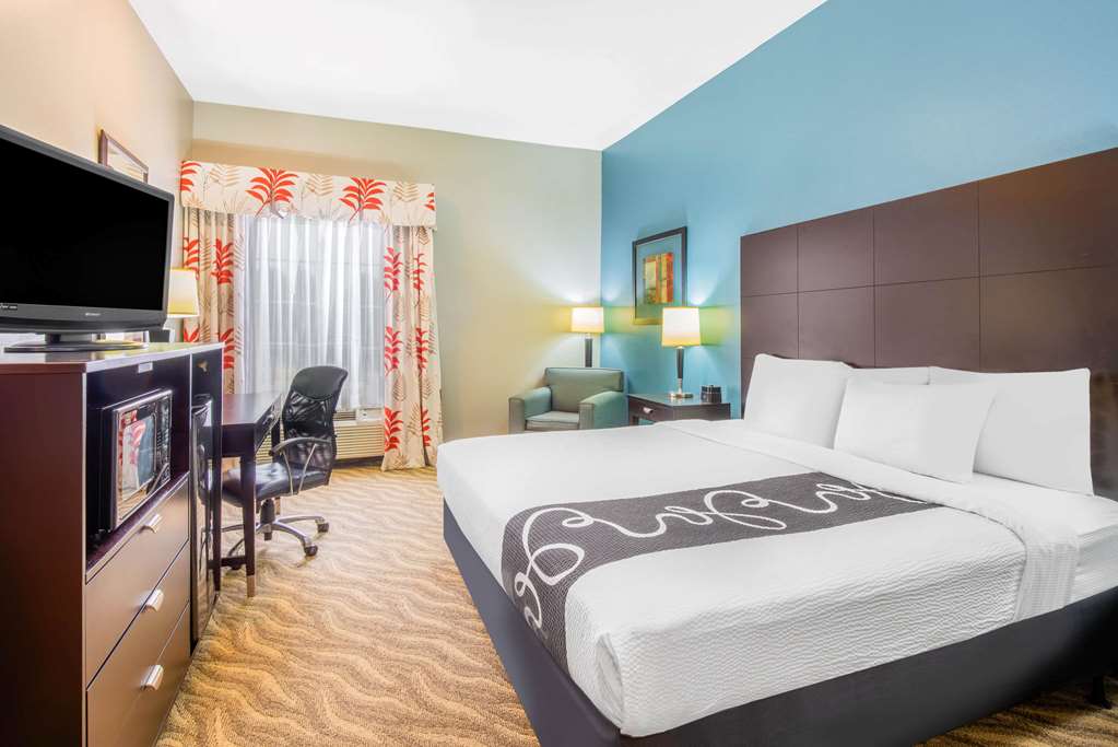 La Quinta Inn & Suites by Wyndham Glen Rose - photo 36