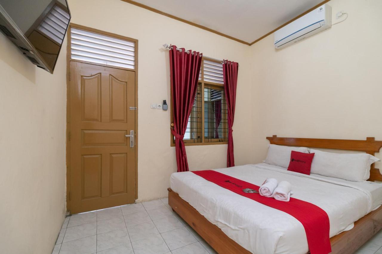 RedDoorz near RS Awal Bros Sudirman Pekanbaru — hotel near Sultan Syarif Kasim II International Airport / Roesmin Nurjadin AFB
