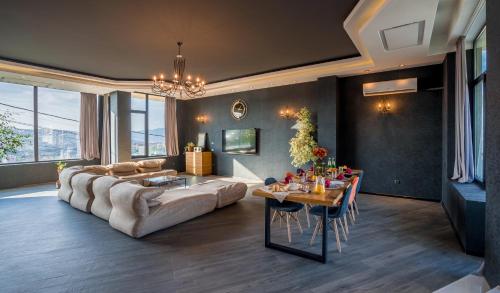Entire House Cityscape Retreat: The View