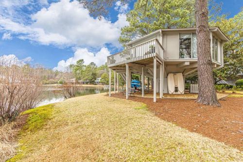 Pinehurst Lakefront Treehouse — 4-Star Luxury Hotel in Pinehurst, United States