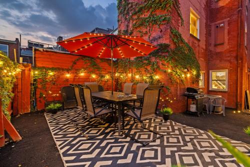 5Bdrm 10Bd With King Bbq Patio 1 Min Walk Carson St in Pittsburgh, United States