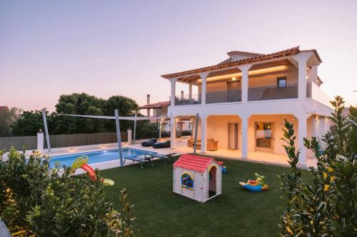 Villa Diamond in Lagonissi with pool & garden — 4-Star Luxury Hotel in Kalyvia Thorikou, Greece