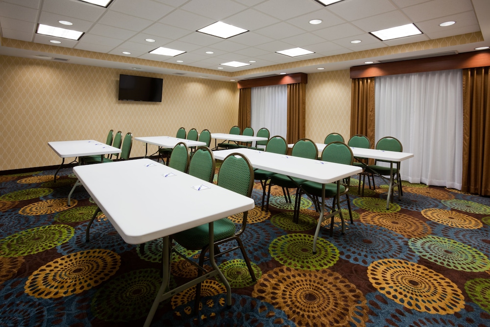 Holiday Inn Express Hotel & Suites Fort Dodge by IHG - photo 42