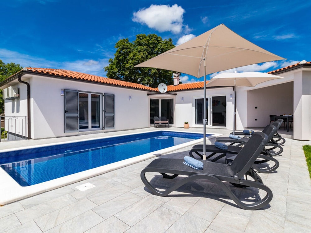 Villa NaNa — 4-Star Luxury Hotel in Marcana, Croatia