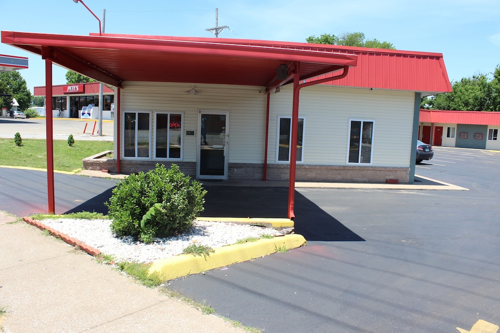 Guest House Motel 4707242 — Carthage