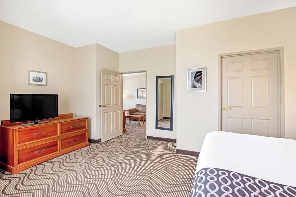 La Quinta Inn & Suites by Wyndham Corpus Christi Northwest - photo 39