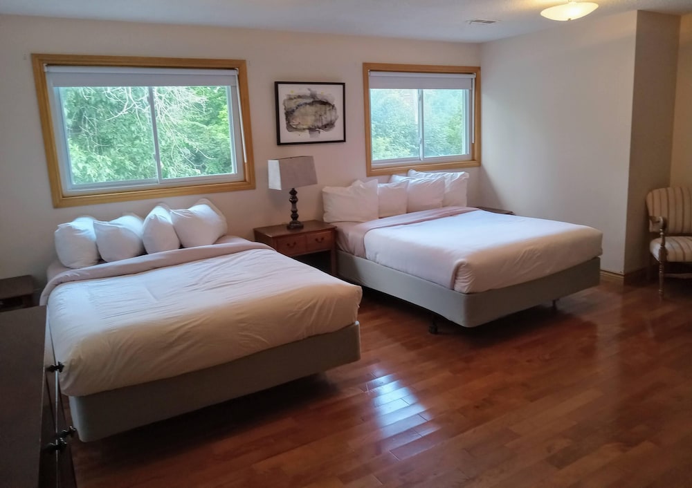 Hotel Wolfe Island in Kingston, Canada