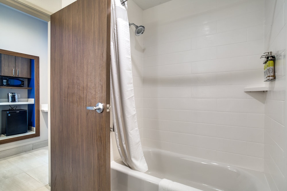 Holiday Inn Express & Suites Denton South by IHG - photo 13
