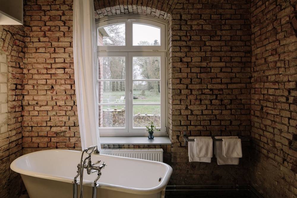 Deep soaking bathtub