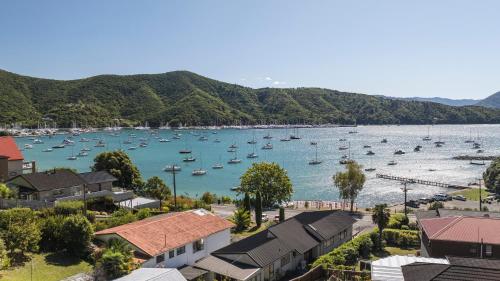 Finlay Waterfront Waikawa Holiday Home — 4-Star Luxury Hotel in Picton, New Zealand