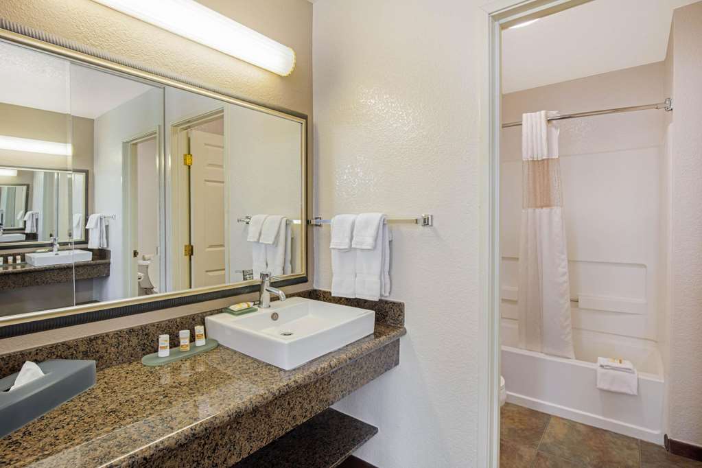 La Quinta Inn & Suites by Wyndham Las Vegas Red Rock - photo 19