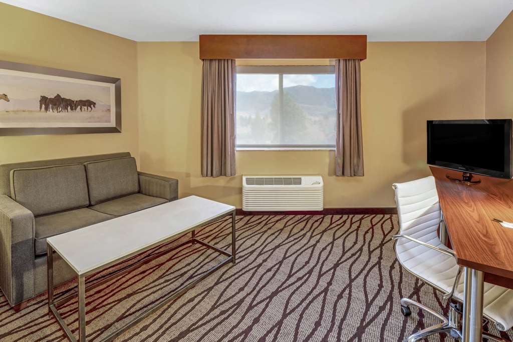 La Quinta Inn & Suites by Wyndham Butte - photo 32