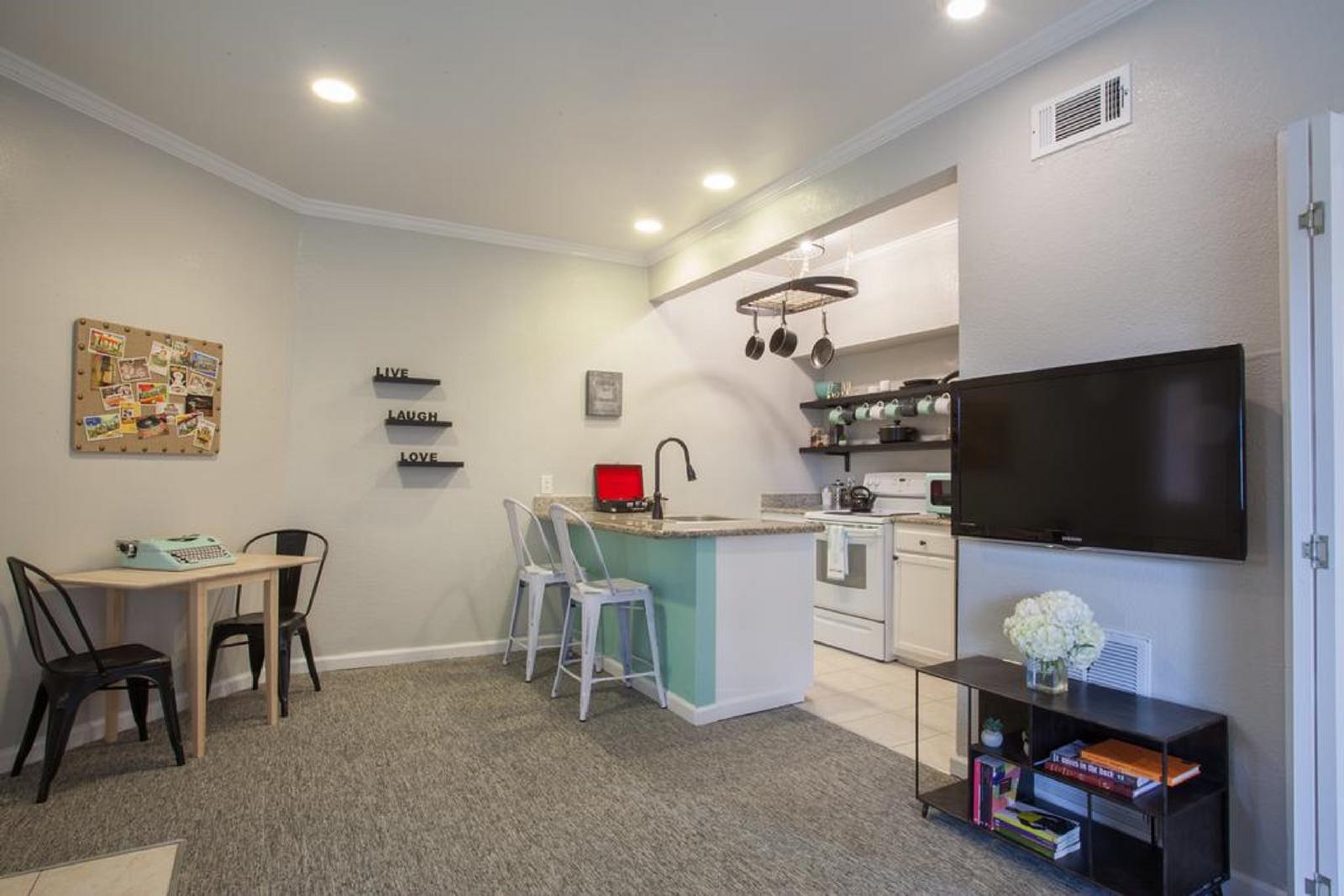 Cloverleaf Suites - photo 12