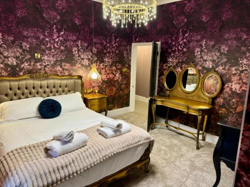 Secret Garden House 7 bed Manor House with Hot Tub and Magical walled Gardens