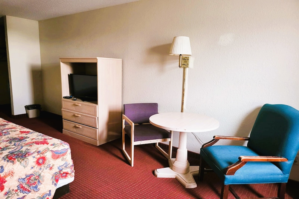 USA Inn Junction City Near Fort Riley - photo 3