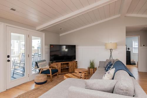Sawyers Shore Shack by Oak Island Accommodations - photo 2
