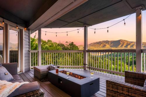 Mountain Moonrise 3BR 3BA Scenic Falls Mtn View Hot Tub Gameroom Firepit Sleep 8 in Gatlinburg, United States