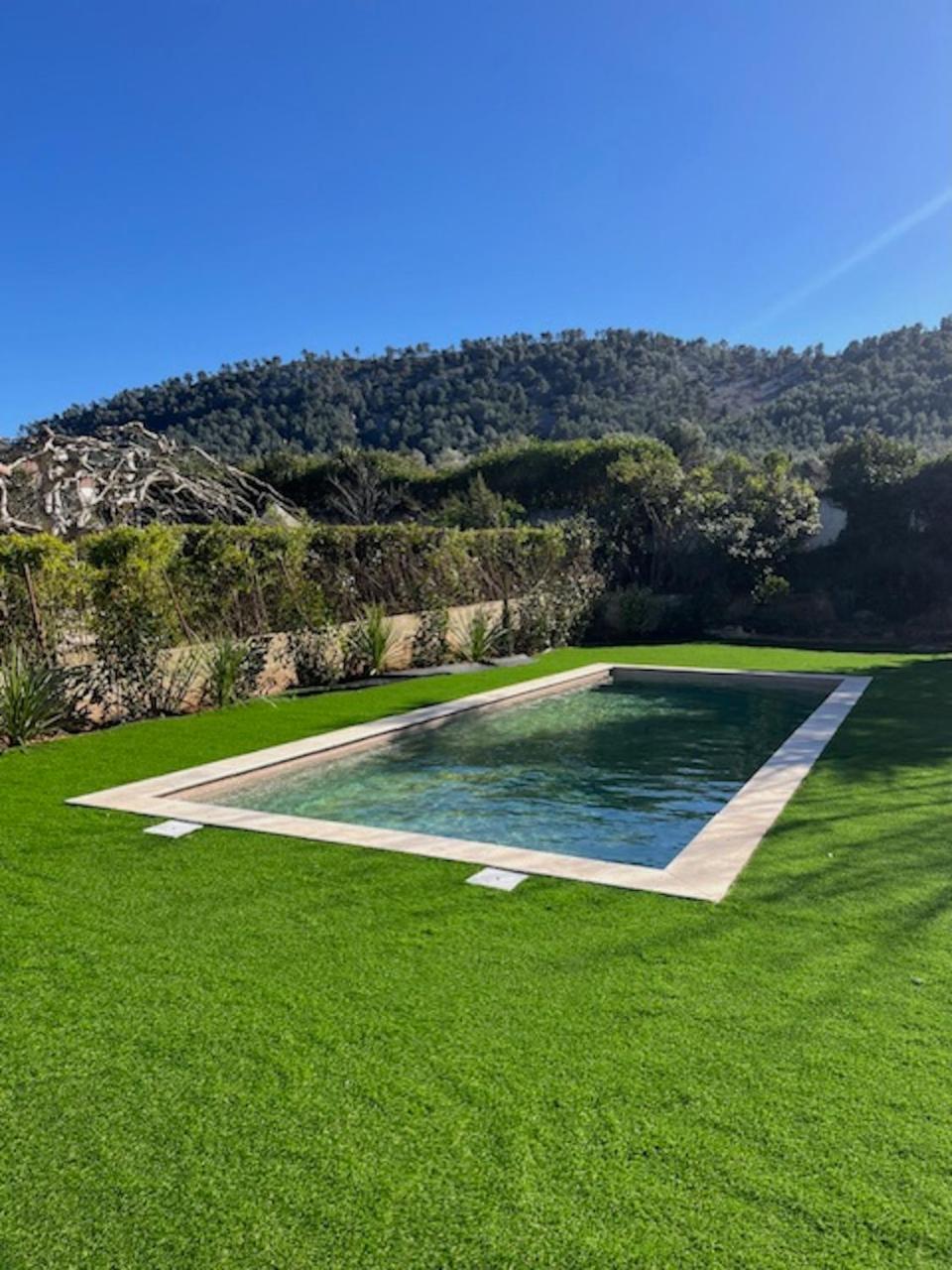 Maison Provencale de Plain Pied Avecgrand Jardin Et Piscine — 4-Star Luxury Hotel in Aubagne, France