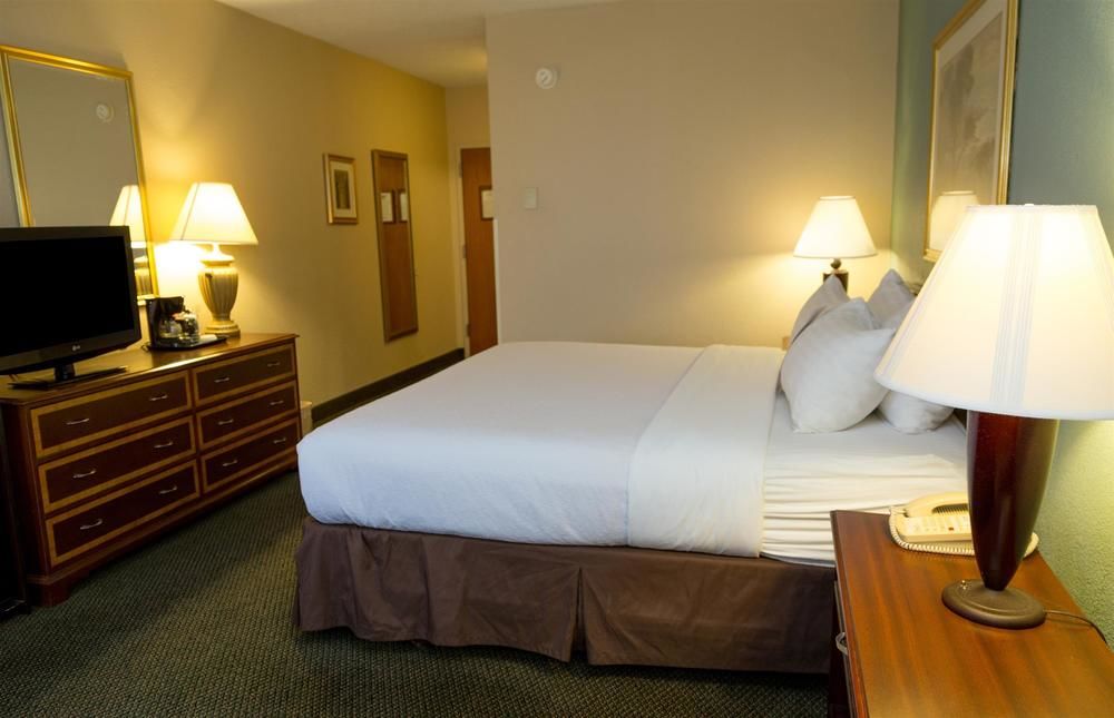 Ramada Plaza Rochester Airport - photo 20