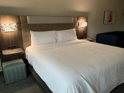 Holiday Inn Express & Suites Bridgeport by IHG - photo 6