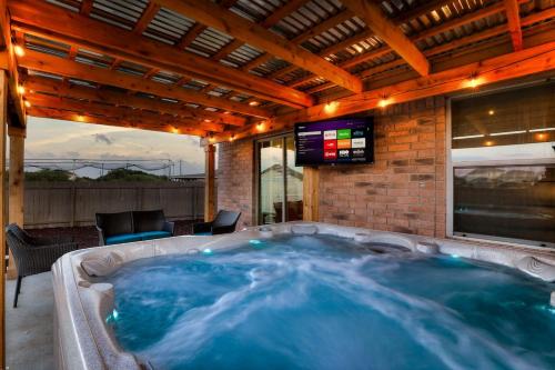 7 Mi Lackland Bmt Hottub Seaworld Bocce Big Chess in San Antonio, United States