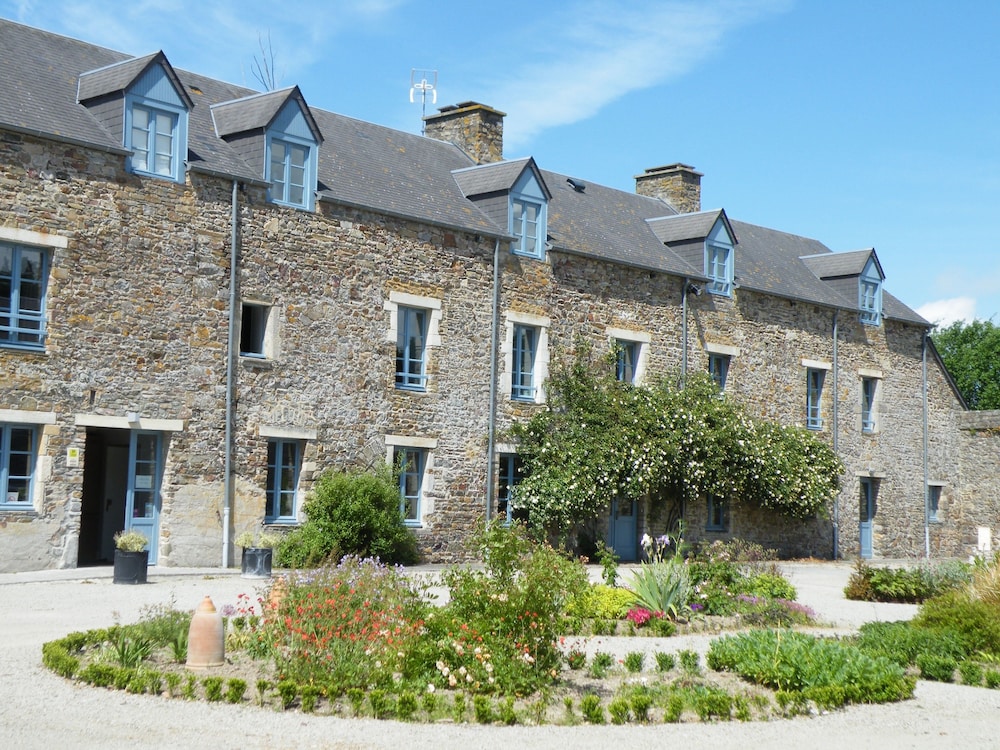 Demeures & Châteaux La Ferme des Mares pet-friendly hotel Lessay