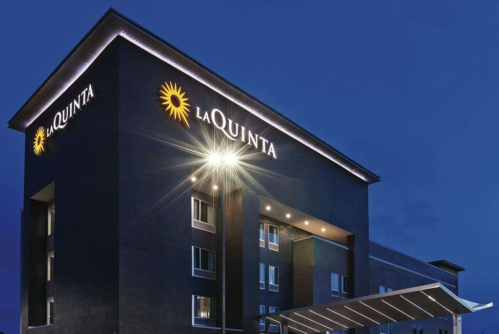 La Quinta Inn & Suites by Wyndham College Station South - photo 2