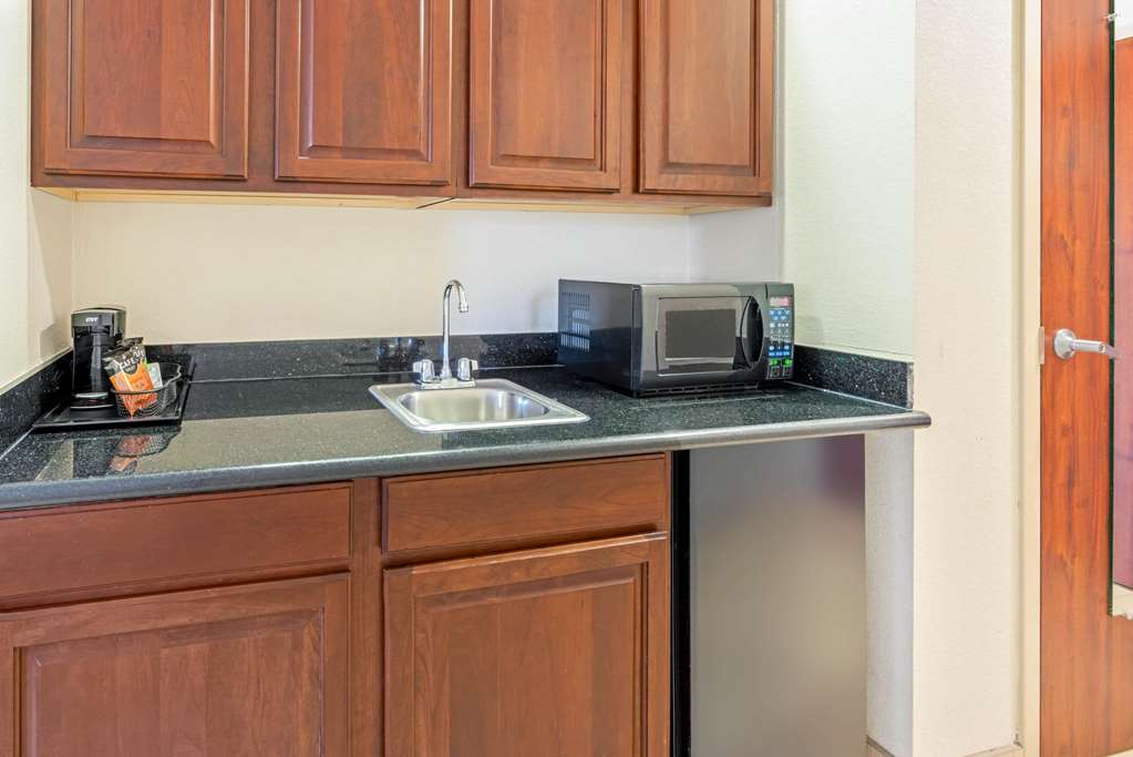 La Quinta Inn & Suites by Wyndham Midwest City Tinker AFB - photo 24