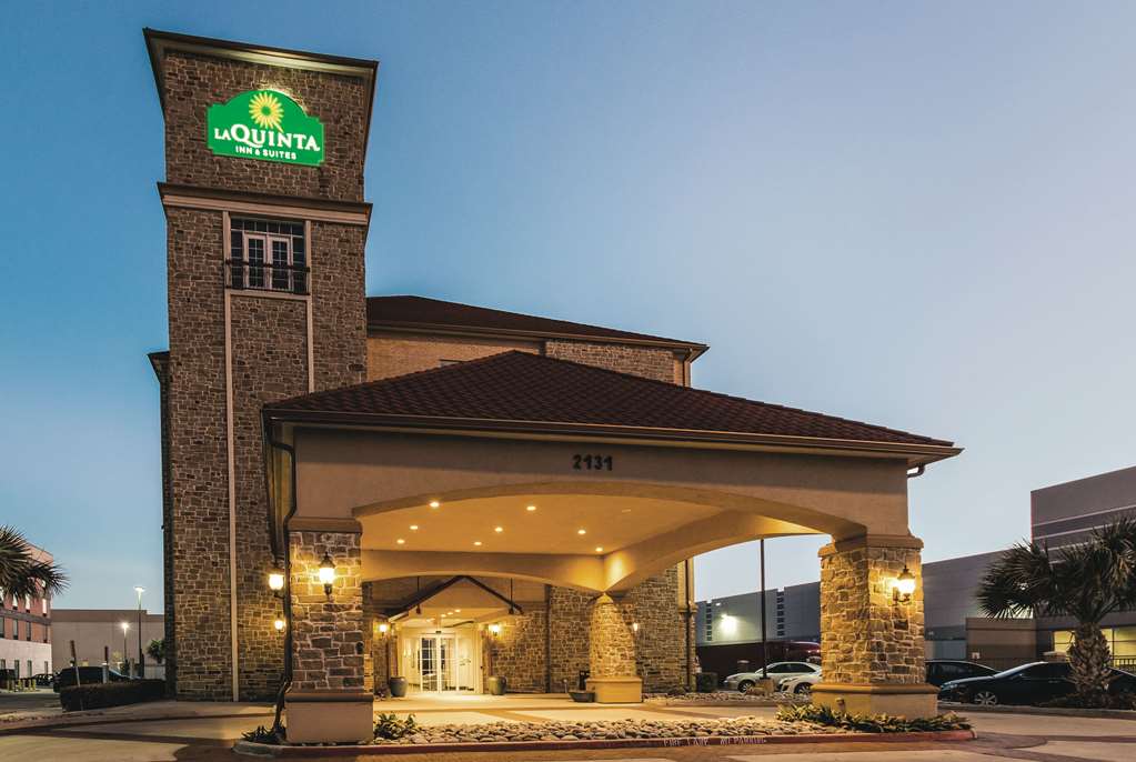 La Quinta Inn & Suites by Wyndham Dallas Grand Prairie South - photo 3
