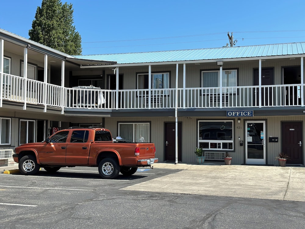 The Royal Victorian Motel - photo 50