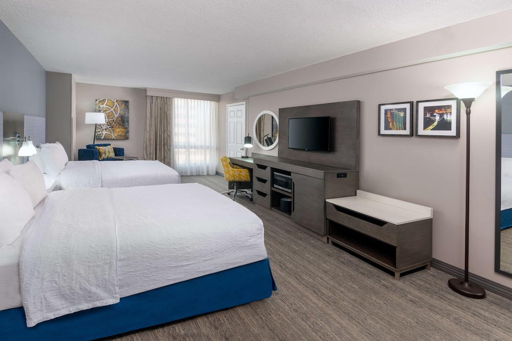 Hampton Inn & Suites Kansas City Country Club Plaza - photo 6