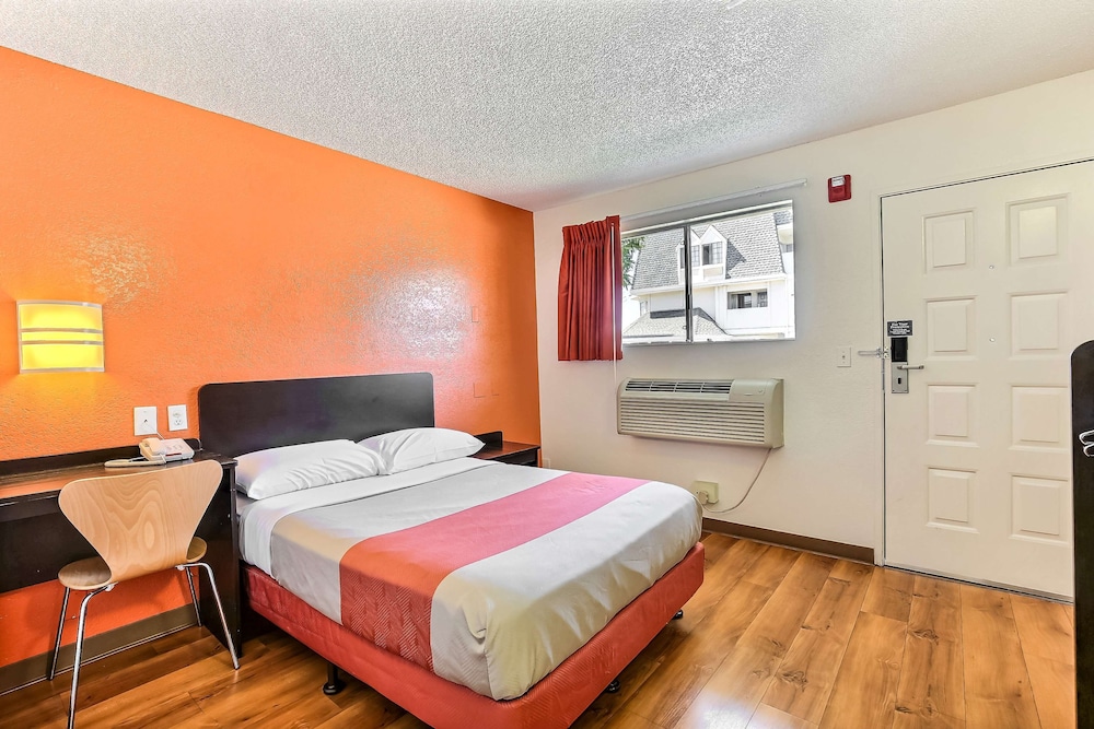 Motel 6 Oakland Airport - photo 19