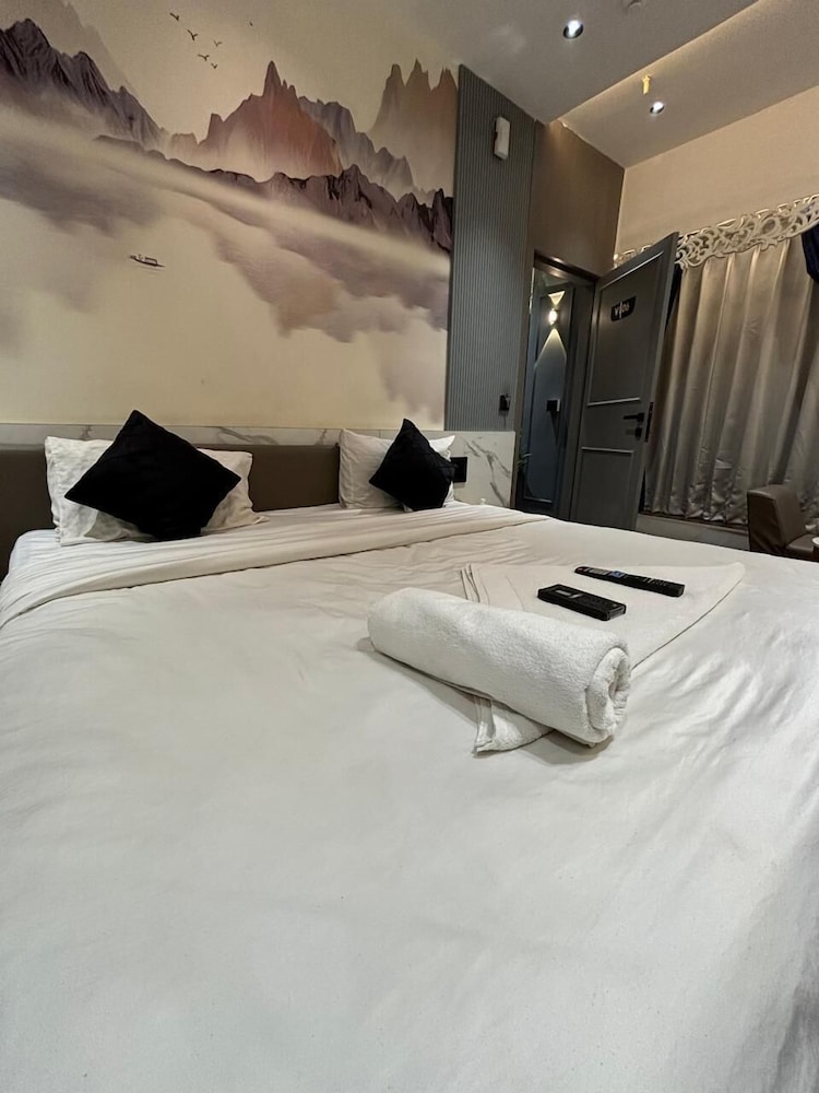 V Love Hotel — Surat — photo 2