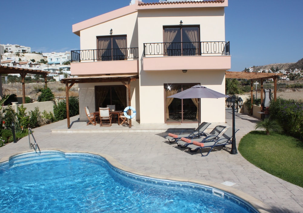 Seaside 2 bedroom Villa With Private Pool Garden & Wifi Your Perfect Escape