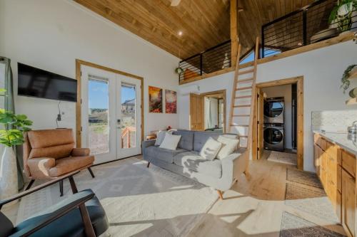 Stargazing Retreat with Hot Tub Deck Hammocks BBQ in Glendale, United States