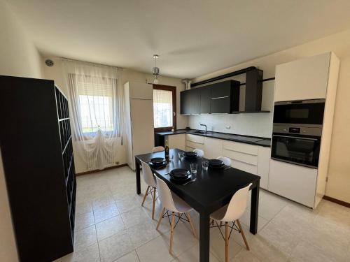Vittoria Apartment Near Outlet — 4-Star Luxury Hotel in Noventa Di Piave, Italy